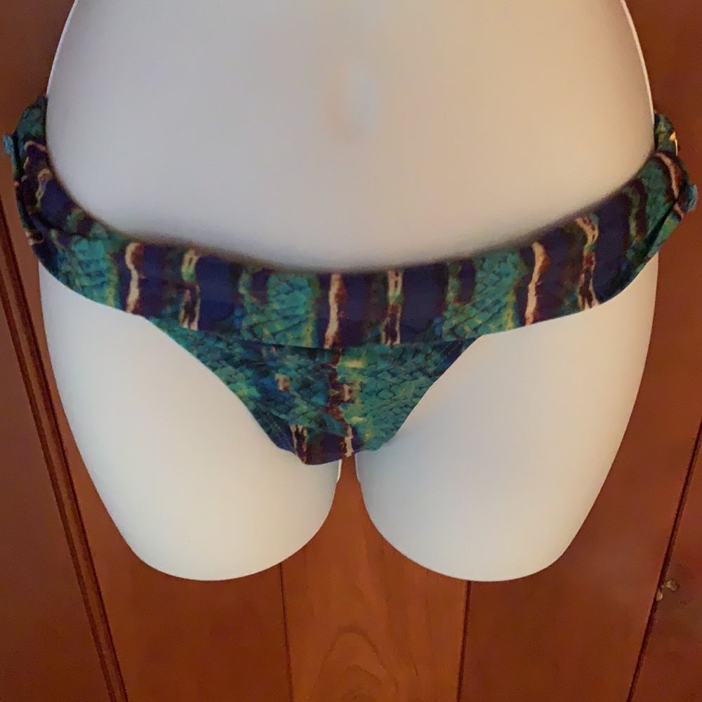 Bikini - Picture 3 of 6